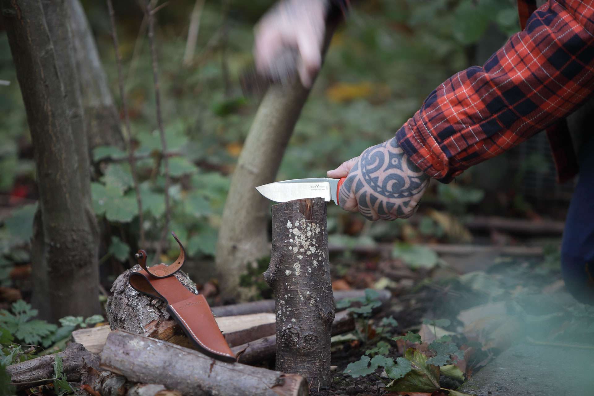Batoning: So spaltest du Holz effizient für Survival und Bushcrafting – Schritt-für-Schritt-Anleitung und Ausrüstungstipps Batoning – OTTER-Messer